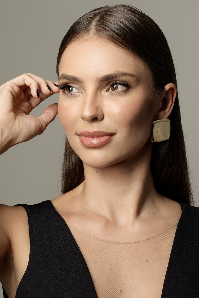 Procedimento estético de rejuvenescimento facial realizado na clínica